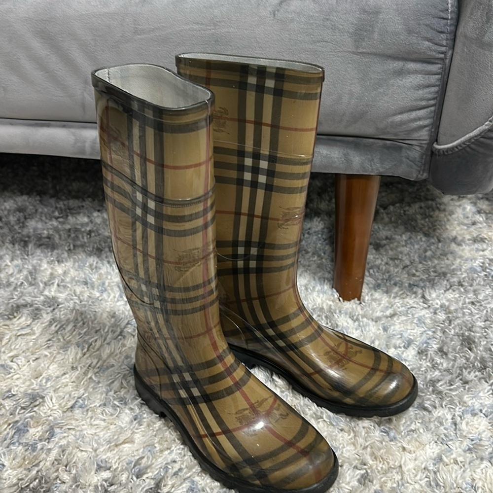 Worn Burberry Rainboots sz 6